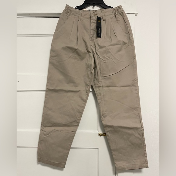 NWT Women’s Size 4 (26 X 27) Lee Tapered Leg Relaxed Fit Mid Rise Pants In Tuape - Picture 2 of 10